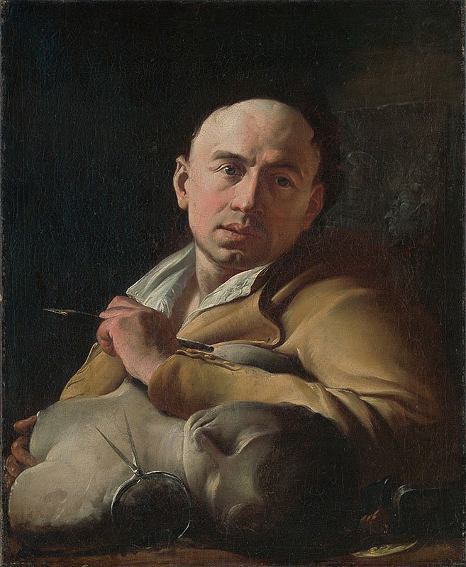 Portret mężczyzny w półpostaci na ciemnym tle, w jasnobrązowym płaszczu i białym kołnierzu, trzymającego cienkie narzędzie w prawej dłoni i opierającego ramiona o tuszę świni ułożoną na stole, z widocznym pyszczkiem i metalowym okuciem.