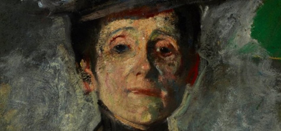 Fragment portretu przedstawiający twarz osoby w kapeluszu, namalowaną szerokimi pociągnięciami pędzla z bladą cerą, ciemnymi oczami, cienkimi ustami, wysokim kołnierzem i stonowanym szaro‑zielonym tłem z czerwonym akcentem przy uchu.