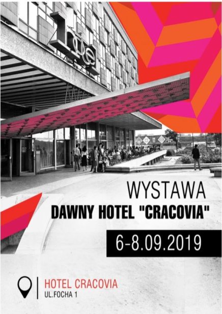 Plakat z czarno-białym zdjęciem wejścia dawnego hotelu z nadwisającym daszkiem i grupką ludzi, ozdobiony geometrycznymi różowo‑pomarańczowymi akcentami, zawierający napisy WYSTAWA, DAWNY HOTEL CRACOVIA, datę 6-8.09.2019 oraz lokalizację Hotel Cracovia ul. Focha 1.