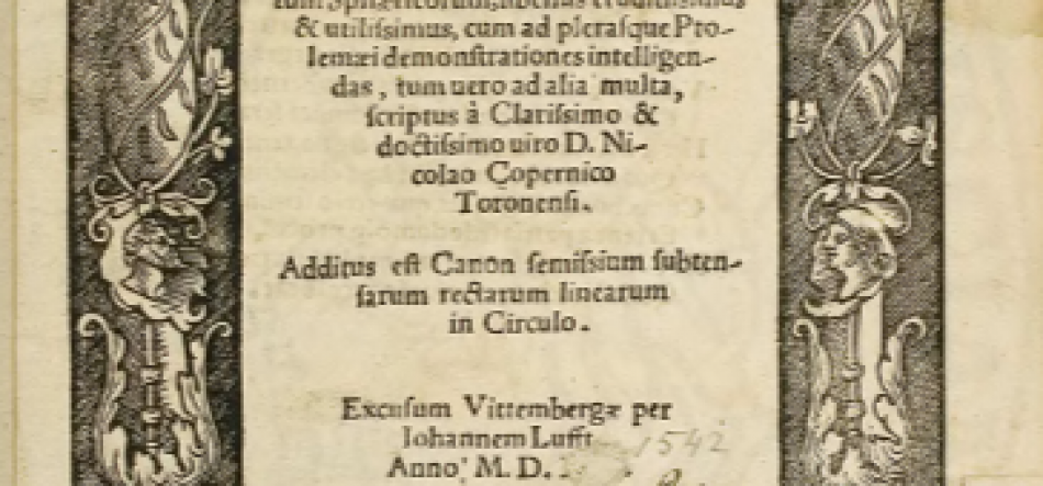 Strona starego druku z centralną kolumną łacińskiego tekstu, po bokach wąskie ozdobne pionowe bordiury z profilami głów i roślinnymi ornamentami oraz odręczny dopisek liczby przy dolnej części na żółknącym papierze.