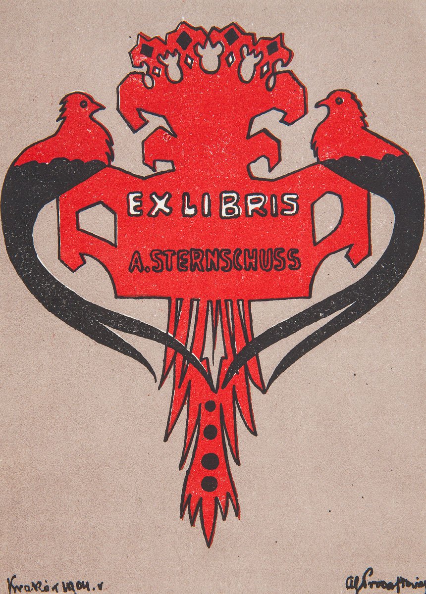 Na beżowym tle stylizowana czerwona heraldyczna kompozycja z dwoma czerwonymi ptakami po bokach siedzącymi na czarnych zakrzywionych pasach, centralnym czerwonym polem z napisami "EX LIBRIS" i "A. STERNSCHUSS" oraz wydłużonym ogonem z czarnymi kropkami i drobnymi podpisami w dolnych rogach.