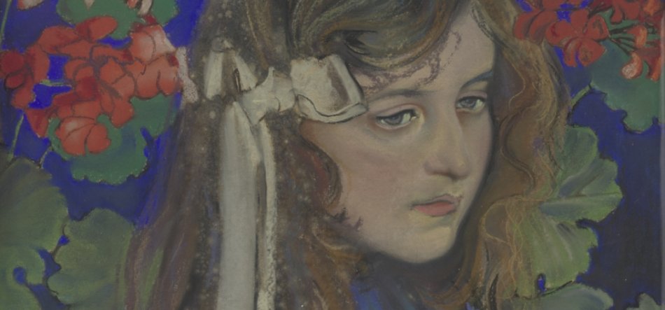 Portret kobiety w ujęciu trzy‑czwartym z długimi brązowymi włosami związanymi białą wstążką, blada twarz zwrócona w prawo, otoczona czerwonymi kwiatami i zielonymi liśćmi na głębokim niebieskim tle.