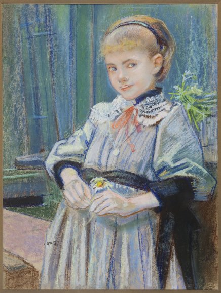 Pastelowy portret stojącej dziewczynki przy zielonym oknie, ubranej w jasnoniebieską sukienkę z koronkowym kołnierzykiem, czerwoną wstążką przy szyi i ciemnym pasem, z opaską we włosach, trzymającej w dłoniach mały żółty kwiatek i z rośliną w tle.