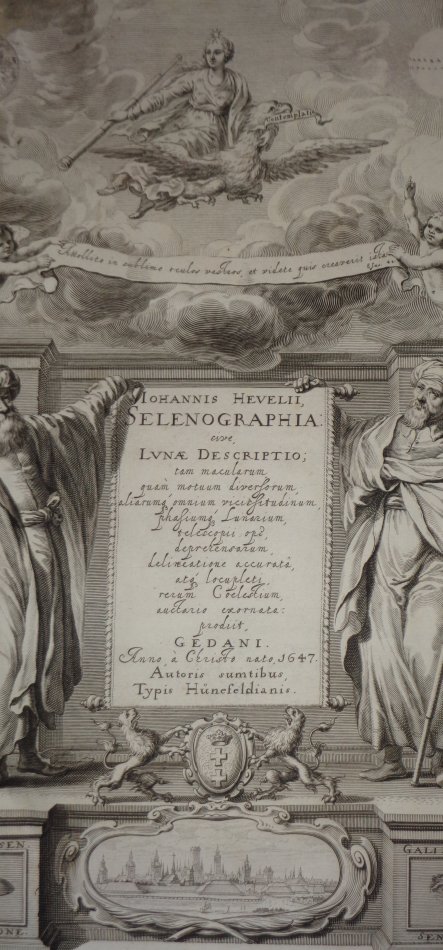 Grawerowana karta tytułowa z centralnym prostokątnym kartuszem zawierającym łaciński tekst "IOHANNIS HEVELII SELENOGRAPHIA", osadzona w architektonicznym obramowaniu, z dwiema stojącymi po bokach postaciami w długich szatach, nad nimi w chmurach cherubiny trzymające wstęgę oraz kobieca postać siedząca na orle i trzymająca berło, poniżej dekoracyjna tarcza herbowa podtrzymywana przez dwa lwy i owalna panorama miasta.
