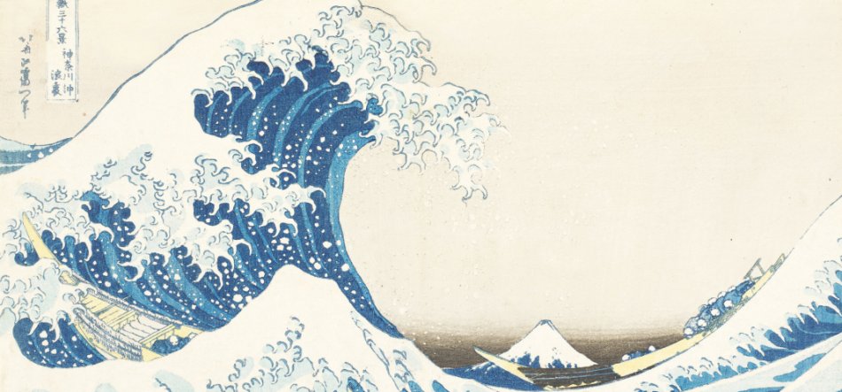 Fragment obrazu przedstawiający dominującą, ciemnoniebieską, kłębiącą się falę z białą pianą i kroplami nad kilkoma drewnianymi łodziami, mniejsze fale po prawej oraz mała ośnieżona góra na tle jasnego nieba.