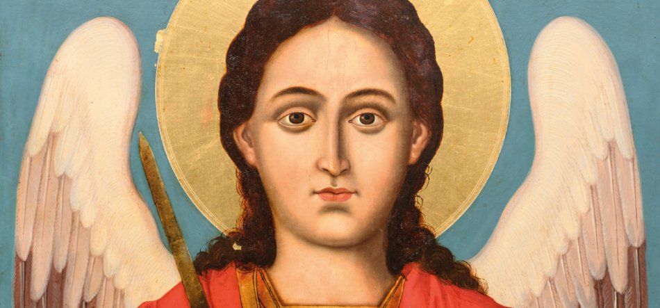 Ikona frontalnego anioła z ciemnobrązowymi kręconymi włosami i dużymi oczami, ze złotą aureolą za głową, białoróżowymi skrzydłami na błękitnym tle, ubranym w czerwony płaszcz z złotą obwódką i ze złotym mieczem po lewej stronie.