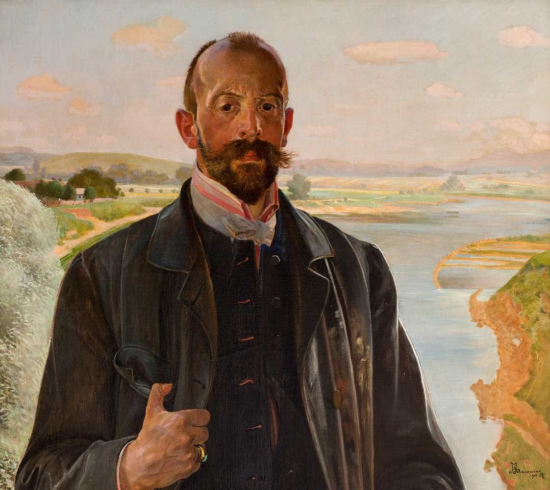 Portret półpostaci mężczyzny z krótkimi włosami, wąsami i brodą, ubrany w ciemny płaszcz i chustę zawiązaną przy szyi, trzymający kapelusz z pierścionkiem na palcu, na tle rozległego krajobrazu z rzeką, zakolami, polami i wzgórzami pod jasnym niebem z chmurami.