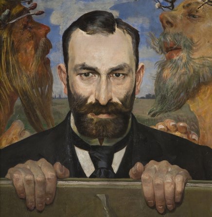 Portret mężczyzny w ciemnym garniturze i krawacie z wąsami i brodą, patrzącego przed siebie i oburącz trzymającego drewniany próg, na tle nieba i pola, z dwiema przerysowanymi, brodatymi postaciami z otwartymi ustami po obu stronach.