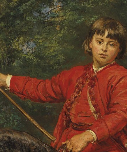 Portret dziecka siedzącego na koniu, ubranego w jaskrawoczerwony kaftan z futrzanym obszyciem, z brązowymi włosami z grzywką, trzymającego długi cienki przedmiot, na tle bujnej zielonej roślinności.