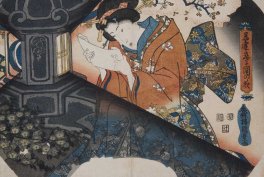 Kolorowa japońska grafika przedstawiająca pochyloną kobietę w pomarańczowym kimono z kwiatowymi wzorami i niebieskim kołnierzem, z upiętymi czarnymi włosami i ozdobami, przy dużym ciemnym kamiennym lampionie; kompozycję przecina ukośny ciemny pas z wzorzystymi tkaninami i motywami kwiatowymi, po prawej widoczne pionowe inskrypcje w japońskich znakach.