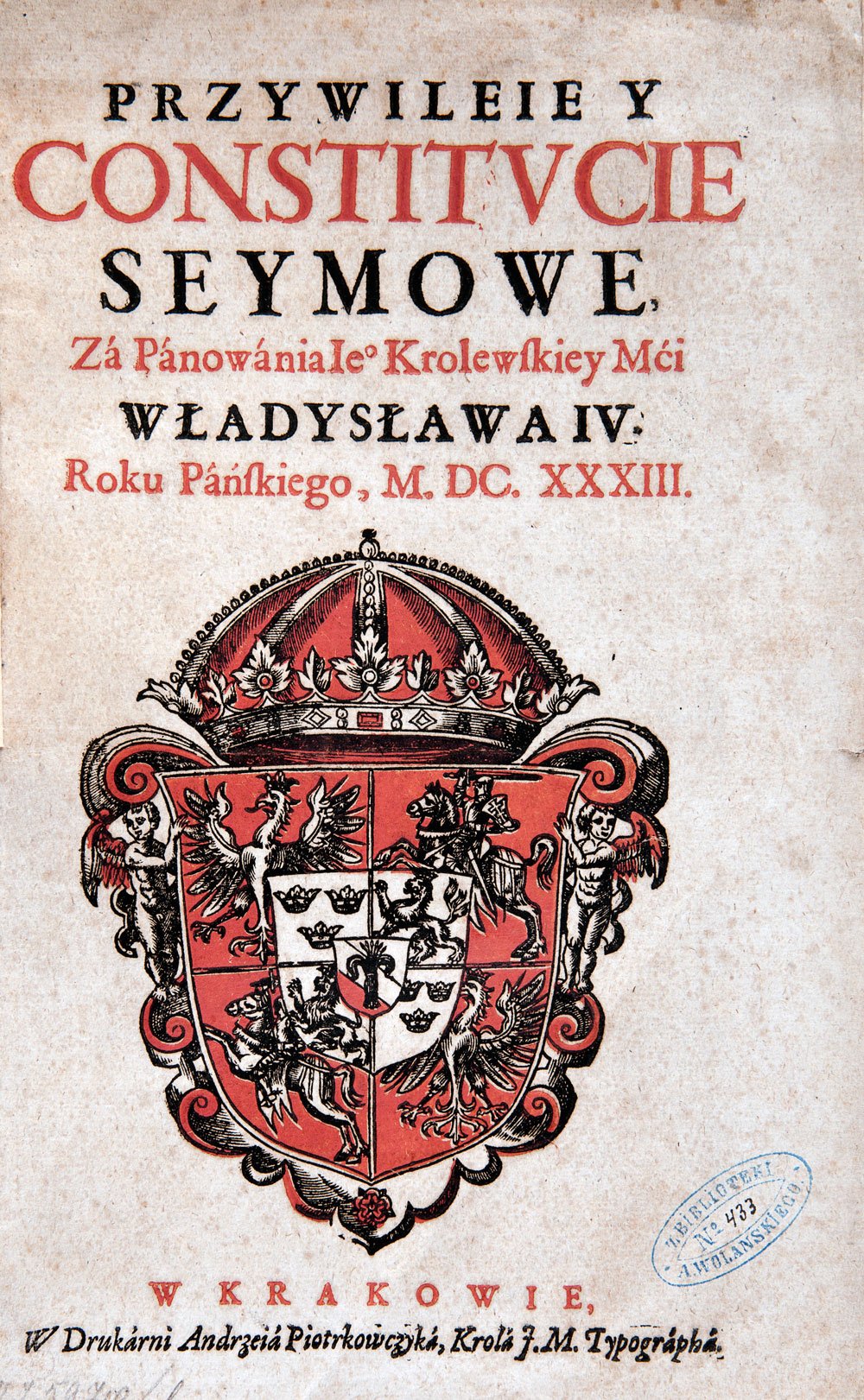 Strona tytułowa starego druku na pożółkłym, nakropkowanym papierze z dużym czerwono‑czarnym nagłówkiem w kapitalikach, poniżej informacją o panowaniu Władysława IV i dacie roku 1633, centralnie dużym koronowanym herbem w czerwono‑czarnych barwach z czteropolową tarczą zawierającą m.in. orła i rycerza na koniu oraz mniejszym tarczą centralną i figurami podtrzymującymi po bokach, u dołu czerwony napis "W KRAKOWIE" i linia wydawnicza, oraz owalna niebieska pieczęć biblioteczna w prawym dolnym rogu.