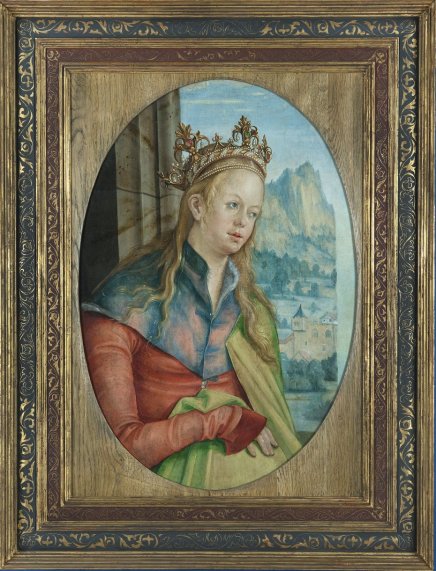 Obraz w ozdobnej złoconej ramie przedstawiający owalny portret młodej kobiety z długimi blond włosami i bogato zdobioną złotą koroną, ubraną w wielobarwny strój (niebieski kołnierz, czerwona część sukni i zielony płaszcz), opartą o wnękę z kolumną, z widocznym w tle górskim pejzażem i zabudowaniami.