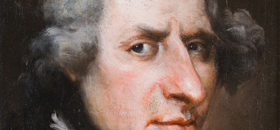 Zbliżenie na malarski portret mężczyzny w białej peruce z lokami, ukazujący twarz w trzech czwartych zwróconą w prawo z wydatnym nosem, jasną cerą, oczami skierowanymi w prawo, ciemnym tłem oraz widocznymi pociągnięciami pędzla i spękaniami farby.