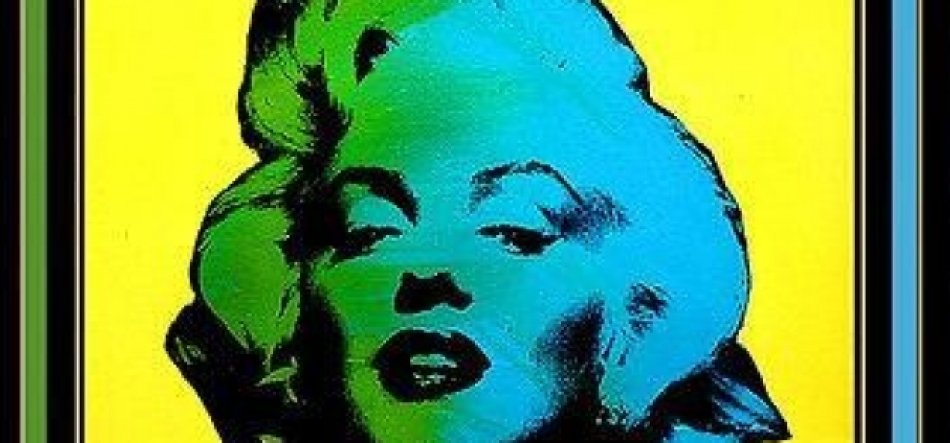Centralny pop-artowy portret kobiecej twarzy w odcieniach niebieskiego i zielonego z czarnymi konturami i ciemnymi ustami na jaskrawym żółtym tle, otoczony wąską czarną ramką z pionowymi paskami w odcieniach zieleni i błękitu po bokach.