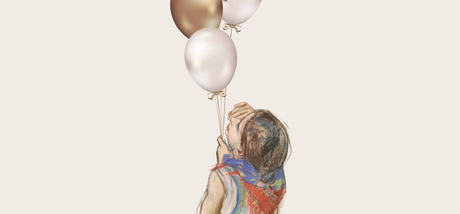 Ilustracja dziecka widocznego z profilu trzymającego na sznurkach trzy balony — jeden złoty i dwa perłowe — na jasnobeżowym tle; dziecko ma krótkie brązowe włosy i kolorową chustę na ramionach.