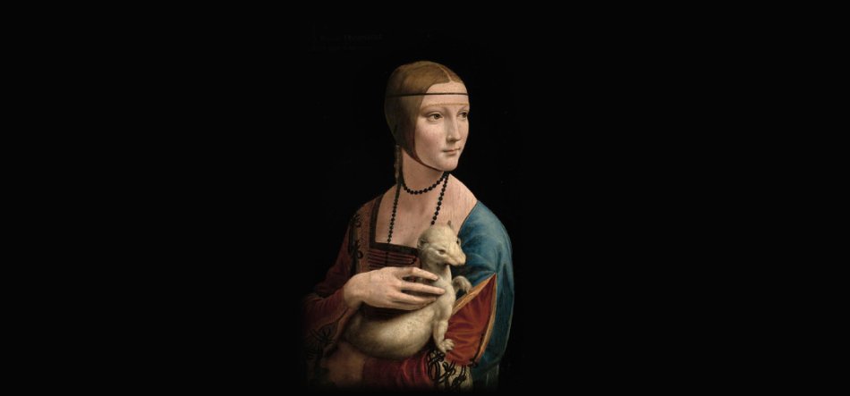 Portret renesansowej kobiety w półprofilu z gładko upiętymi włosami i cienką opaską, w niebiesko-czerwonym ubraniu i z czarnym naszyjnikiem, trzymającej białe łasicowate zwierzę na ciemnym tle.