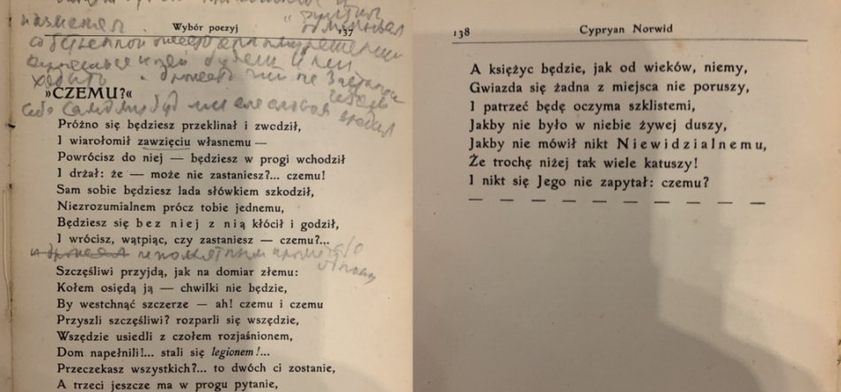Dwustronicowe zdjęcie rozłożonej książki z wierszem CZEMU na lewej stronie, gdzie widać nagłówek Wybór poezji, numer strony 137 oraz liczne odręczne notatki i zakreślenia w ołówku, a na prawej stronie nagłówek Cypryan Norwid, numer 138, dalsze wersy wiersza zakończone przerywaną linią kresek i cieniem padającym na dolny prawy róg, papier lekko zżółkły.
