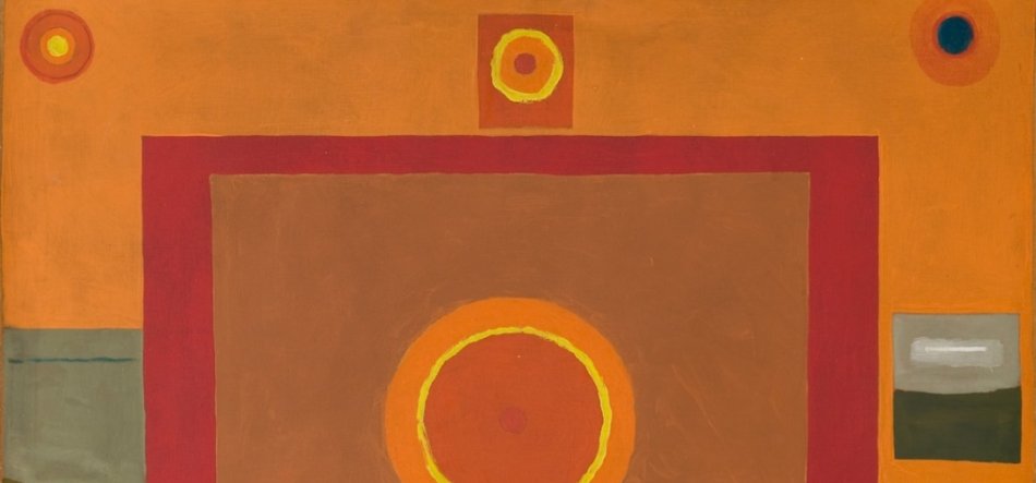 Abstrakcyjny obraz w ciepłych odcieniach pomarańczu i brązu z dużym centralnym kwadratem obramowanym szeroką bordową ramą, wewnątrz którego znajduje się duże koncentryczne koło w żółto‑pomarańczowych tonach, mniejsze koncentryczne kółka w górnych rogach i w małym kwadracie na górze oraz prostokątne pasy szaro‑zielone po bokach.