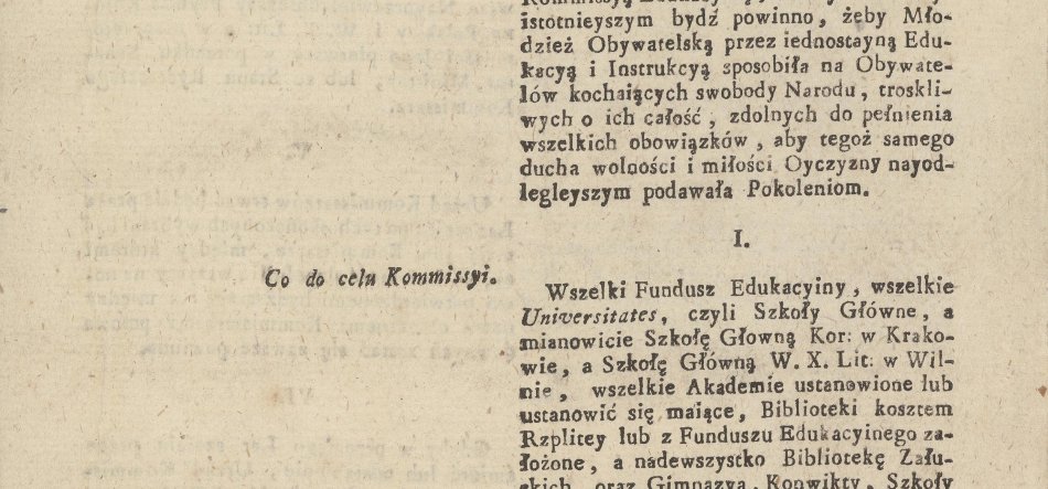 Fragment zbrązowiałej strony drukowanej książki w języku polskim z dwoma kolumnami tekstu — lewa kolumna prawie pusta z małym kursywnym nagłówkiem Co do celu Komisyi, prawa kolumna gęsto zadrukowana starodrukowym krojem pisma z oznaczeniem rzymskim I. i wyraźnymi wyrazami Universitates oraz Szkoły Główne.