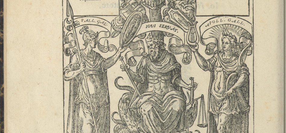 Drewnorytnicza ilustracja na pożółkłym papierze przedstawiająca centralnie siedzącego, brodatego mężczyznę w koronie i drapowanej szacie trzymającego berło i wagę, po bokach stoją dwie postacie w antycznych strojach — z lewej z włócznią i tarczą, z prawej z lirą i promienistym nimbem, nad nimi ozdobne wstęgi z tekstem i herbowy ornament u góry.