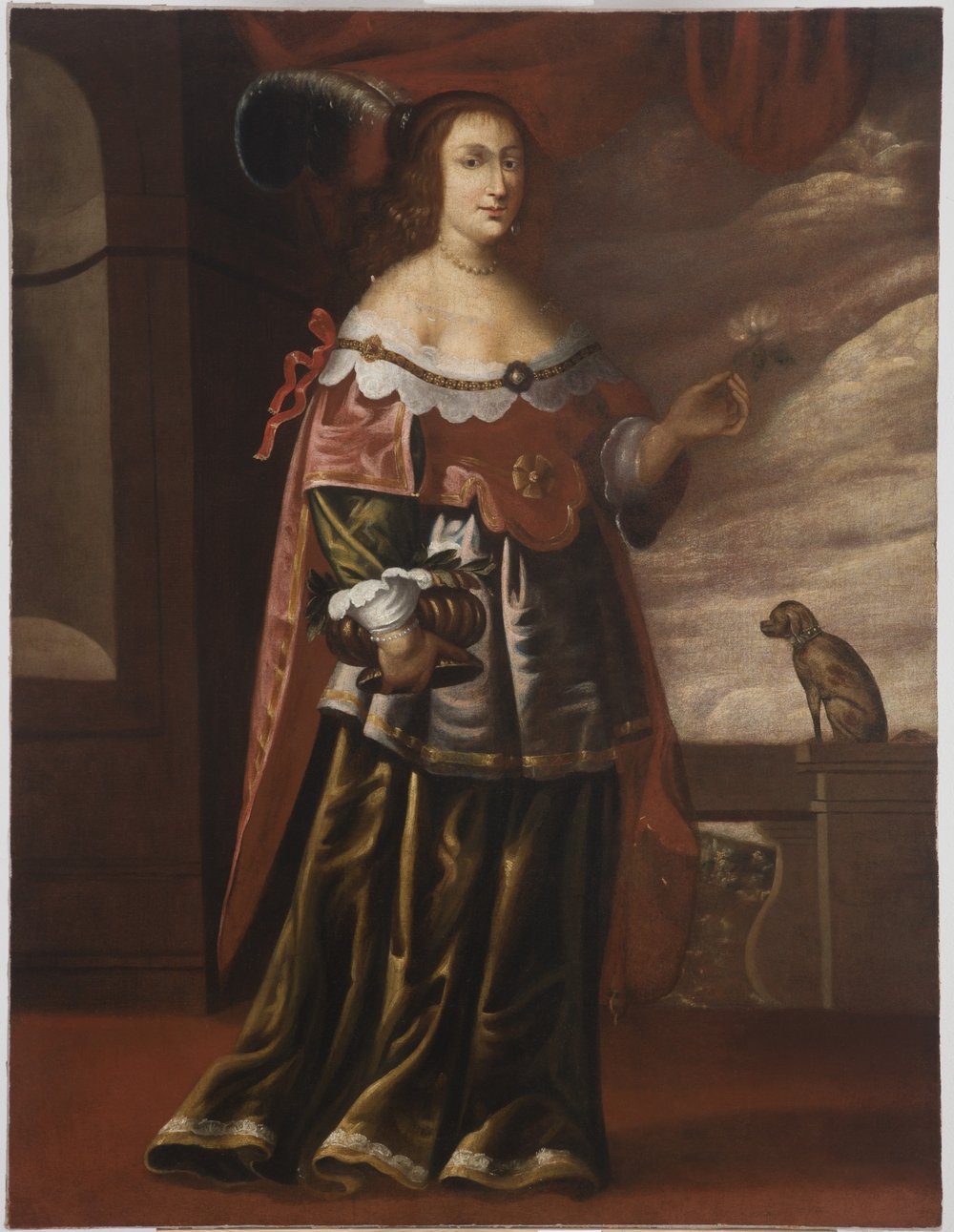 Pełnopostaciowy portret kobiety w historycznej sukni z zieloną spódnicą i czerwonym płaszczem z koronkowym kołnierzem, z ozdobnym pióropuszem we włosach i perłową biżuterią, w jednej dłoni trzyma kwiat, w drugiej koszyk przykryty białą chustką i kwiatami; obok na kamiennym parapecie siedzi mały pies, w tle kolumna, marszczona zasłona i niebo.