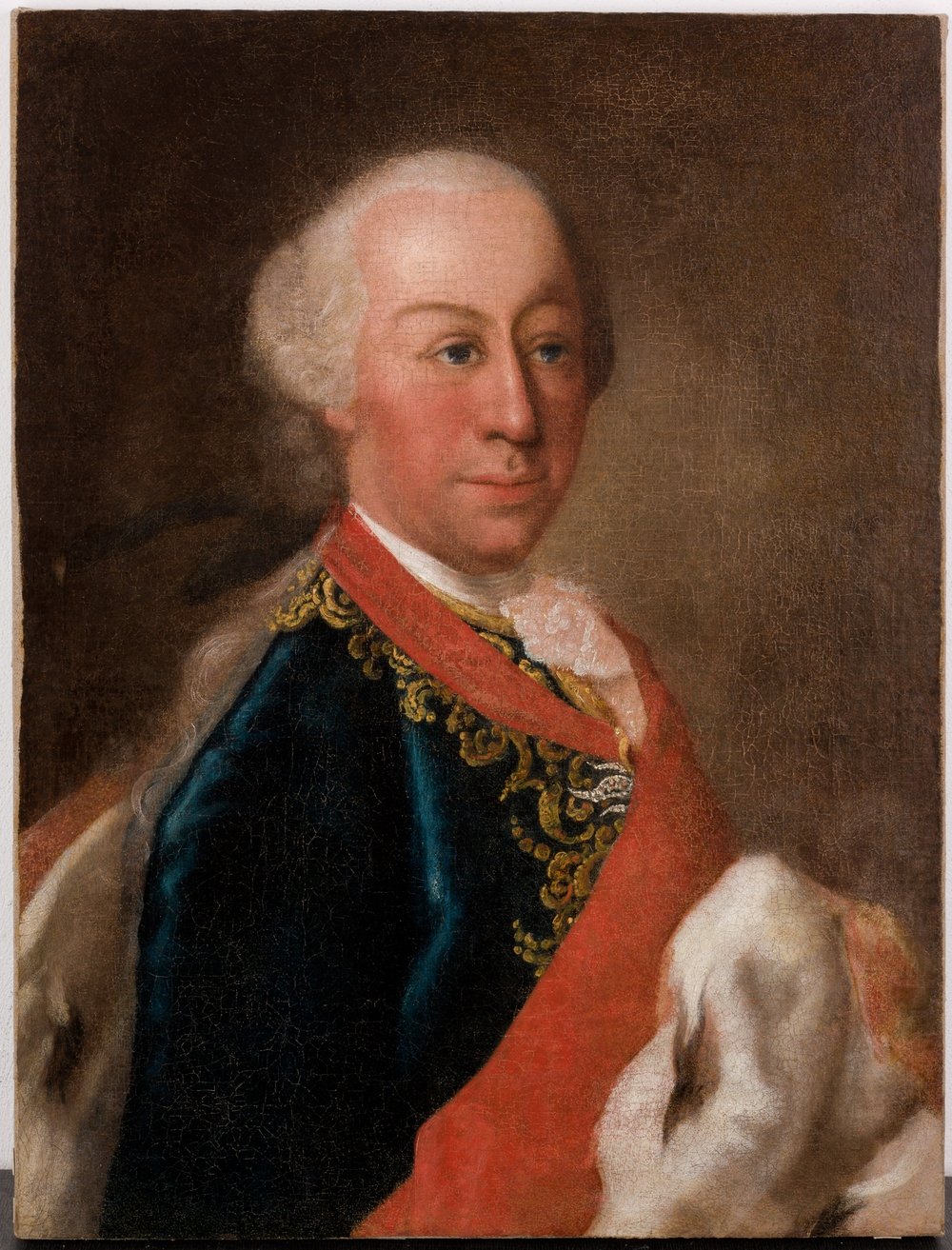 Portret olejny mężczyzny w peruce z epoki, przedstawionego w półpostaci zwróconego w prawo, ubranego w ciemnoniebieski strój z bogatym złotym haftem, czerwoną szarfą i białym futrzanym płaszczem na jasnym, spękanym tle.
