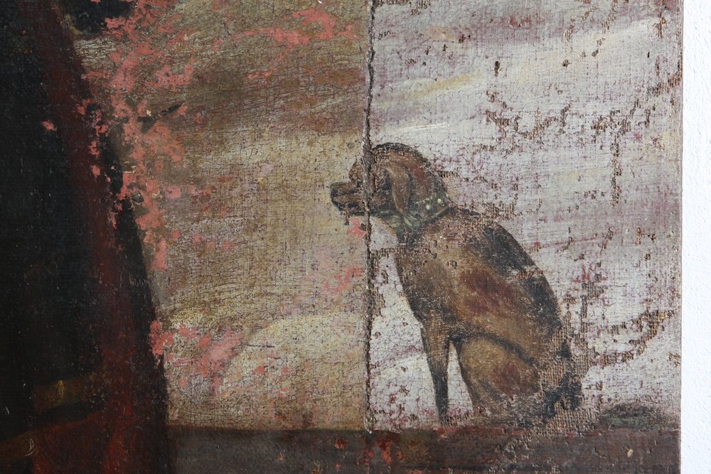 Fragment starego, popękanego obrazu przedstawiający siedzącego w profilu brązowego psa na tle zniszczonej, odbarwionej ściany z pionowym przetarciem i łuszczącymi się różowymi oraz białawymi warstwami farby.