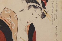 Portret kobiety w stylu japońskiego drzeworytu, z upiętymi włosami ozdobionymi szpilkami i opaską, ubranej w jasne kimono z motywem kwiatowym, pochylającej głowę na jasnym tle z pionowym japońskim pismem po prawej.