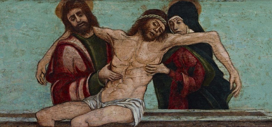 Obraz ukazuje półleżącą, nagą męską postać z białym przepasem na biodrach i koroną cierniową, bezwładnie opartą na kamiennej ławie i podtrzymywaną po obu stronach przez dwie postacie w czerwonych i ciemnych szatach z aureolami, na jasnym zielonkawym tle.