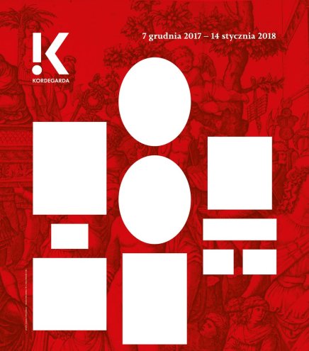 Czerwony plakat z ledwo widocznym klasycznym rysunkiem w tle, centralnie ułożonymi białymi figurami geometrycznymi (dwa okręgi i kilka prostokątów), białym logo K z napisem KORDEGARDA w lewym górnym rogu oraz datami „7 grudnia 2017 — 14 stycznia 2018” na górze.
