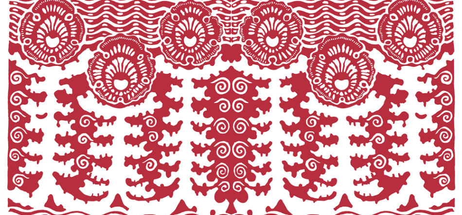 Czerwono‑biały ornamentalny wzór o rytmicznym układzie: u góry rząd falistych linii i pięć okrągłych rozet z promienistymi wnętrzami, poniżej symetryczne kolumny spiralnych i ząbkowanych abstrakcyjnych motywów na białym tle.