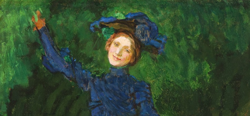 Portret malarski kobiety w niebieskiej sukni i szerokim niebiesko-brązowym kapeluszu na gęsto zielonym, ekspresyjnym tle, z podniesioną prawą ręką i widoczną uśmiechniętą twarzą.