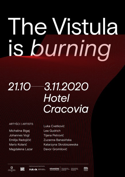 Plakat na czarnym tle z dużym białym napisem The Vistula is burning u góry, poniżej rozciągająca się przez środek falista prążkowana czerwona forma, centralnie daty 21.10 — 3.11.2020 i napis Hotel Cracovia, niżej w dwóch kolumnach drobnym białym fontem lista nazwisk artystów, a u samego dołu kilka małych logotypów organizatorów.
