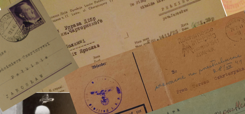 Kolaż nakładających się pod kątem starych, zżółkniętych dokumentów i kopert z maszynowym i odręcznym tekstem po polsku i niemiecku, widocznymi okrągłymi pieczęciami i stemplem pocztowym oraz małym czarno‑białym wizerunkiem na znaczku.