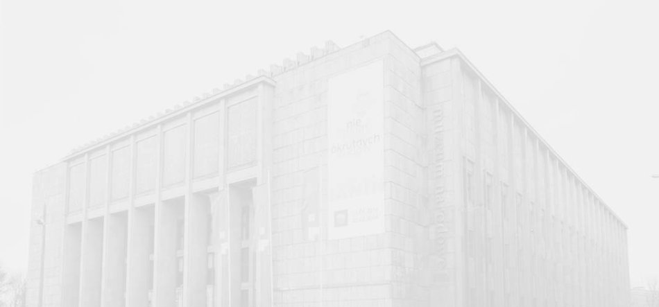 Wyblakłe, prześwietlone zdjęcie dużego modernistycznego budynku z kamienną fasadą; po lewej wysokie pionowe filary przy wejściu, na narożniku widoczny pionowy baner, po prawej regularne rzędy prostokątnych okien i płaski dach na tle jasnego nieba.