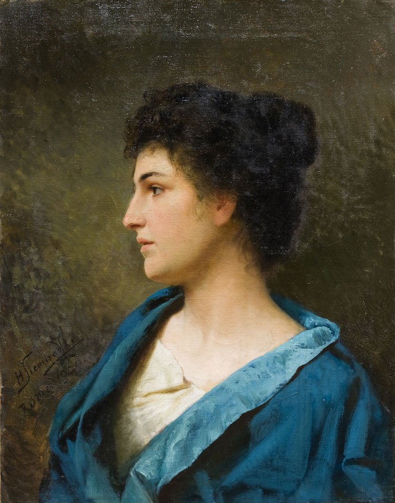 Portret malarski kobiety w profilu skierowanym w lewo, z ciemnymi upiętymi włosami i jasną skórą, ubranej w białą koszulę i turkusowo‑niebieski, luźno narzucony płaszcz, na ciemnym tle z widoczną fakturą farby i sygnaturą w lewym dolnym rogu.