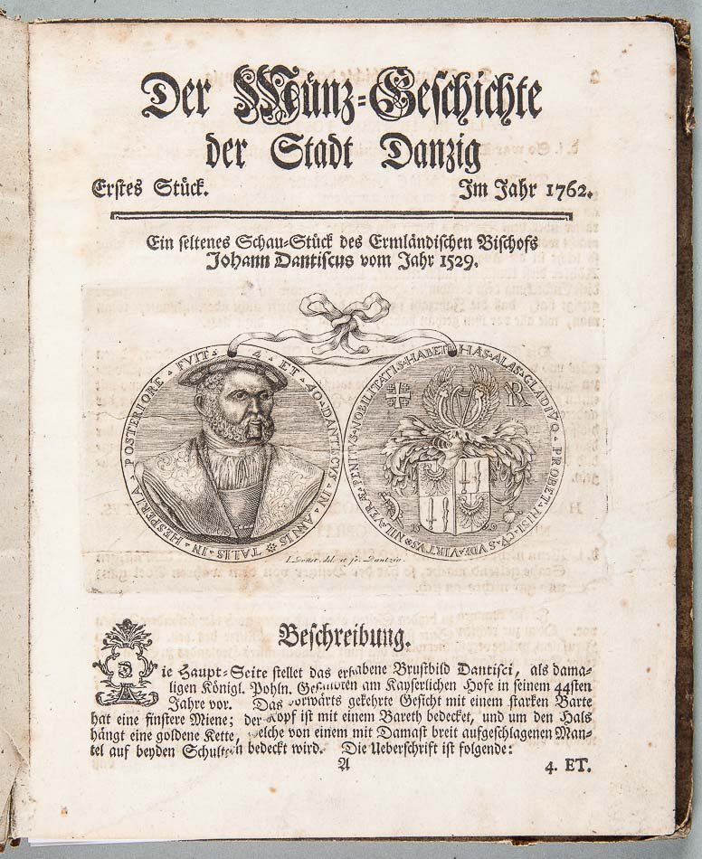 Strona z wiekowej niemieckiej publikacji z gotyckim tytułem Der Münz-Geschichte der Stadt Danzig i datą Im Jahr 1762, zawierająca dwie okrągłe ryciny połączone wstążką — po lewej popiersie brodatego mężczyzny w nakryciu głowy, po prawej medal lub herb z tarczą i bujną ornamentyką — pod nimi nagłówek Beschreibung i akapit tekstu na pożółkłym, lekko poplamionym papierze.