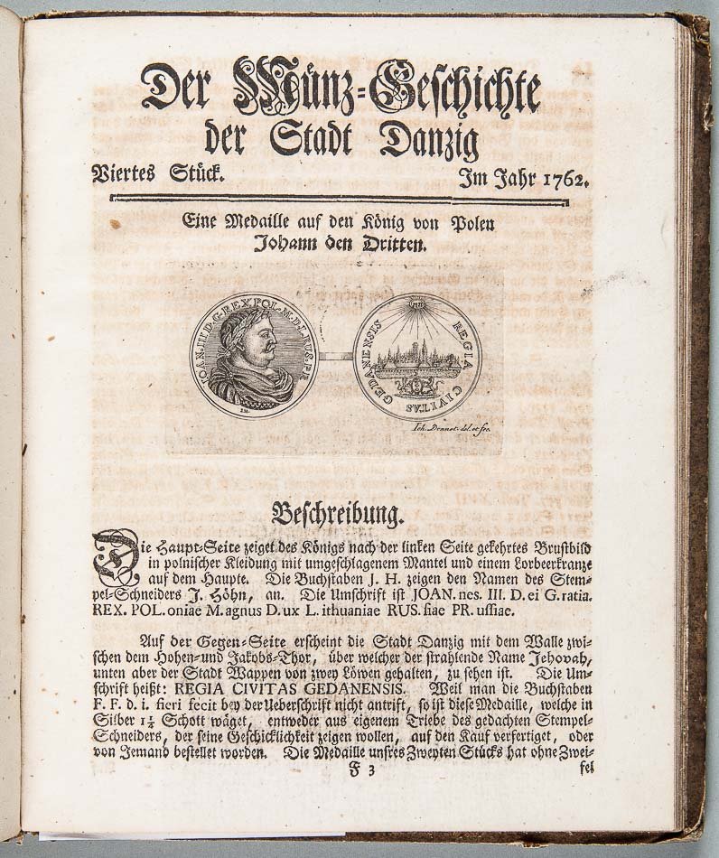 Otwarta strona starej książki z dużym niemieckim nagłówkiem "Der Münz-Geschichte der Stadt Danzig" i datą "Im Jahr 1762", dwoma rycinami medali pośrodku (jeden z profilu postaci, drugi z widokiem miasta pod promieniującym słońcem) oraz wieloma akapitami tekstu drukowanego różnymi krojami czcionki, w tym ozdobnym gotyckim nagłówkiem.
