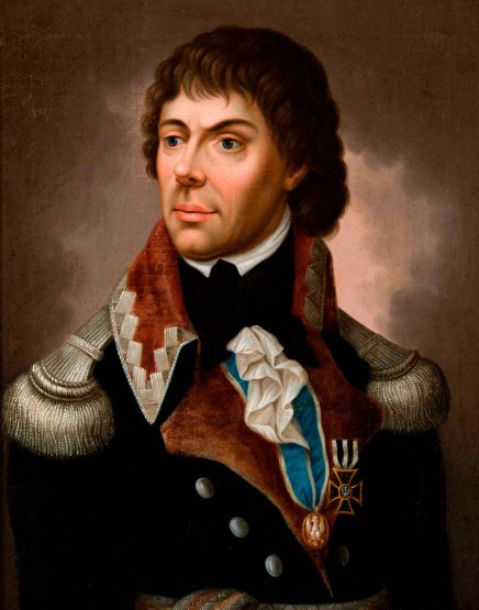 Portret olejny mężczyzny w trzech czwartych, z kręconymi brązowymi włosami, w ciemnym mundurze z szerokim brązowym kołnierzem, srebrnymi naramiennikami, białą falbanistą koszulą, widoczną błękitną kamizelką i dwoma odznaczeniami na piersi, na neutralnym brązowo‑szarym tle.
