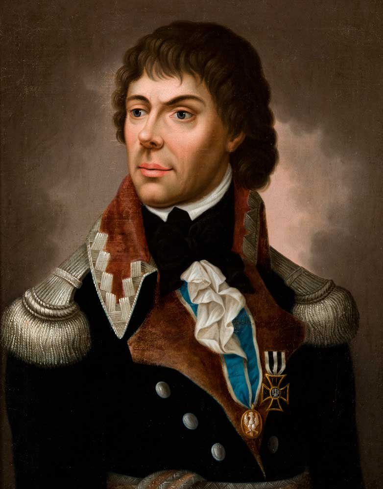 Portret półpostaci mężczyzny o ciemnych, falowanych włosach i jasnej cerze, zwróconego lekko w lewo, ubranego w ciemny mundur z dużymi srebrnymi naramiennikami, karmazynowym kołnierzem obszytym srebrną taśmą, białą falbanką przy szyi, błękitną szarfą oraz widocznymi medalami i guzami na torsie, na stonowanym, neutralnym tle.