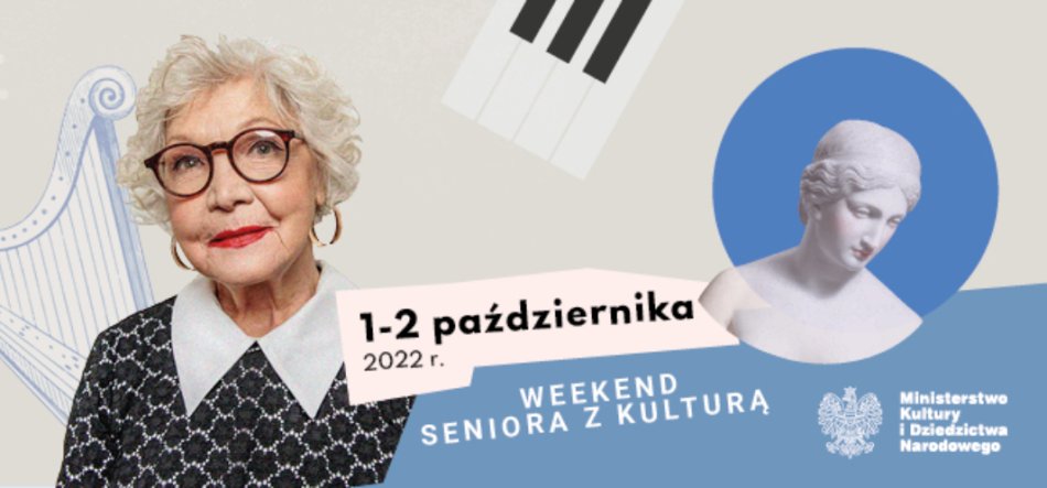 Plakat z lewej przedstawia starszą kobietę w okularach i krótkich siwych kręconych włosach, w centrum napis "1-2 października 2022 r." i "WEEKEND SENIORA Z KULTURĄ", po prawej białe popiersie rzeźby na niebieskim okręgu; w tle rysunek harfy i fragment klawiatury, a w prawym dolnym rogu herb Polski i napis "Ministerstwo Kultury i Dziedzictwa Narodowego".