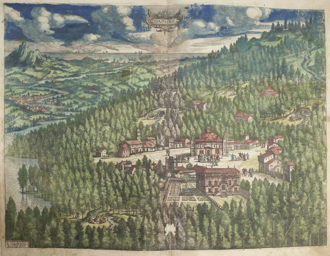 Kolorowa rycina panoramiczna przedstawiająca rozległy zalesiony park z aleją drzew biegnącą środkiem ku placowi z kopułowym budynkiem otoczonym mniejszymi domami, formalnym parterem ogrodowym i grupami postaci; po lewej jezioro i brzegi, w tle faliste wzgórza i morze na horyzoncie, u góry ozdobny kartusz z napisem DAPHNE