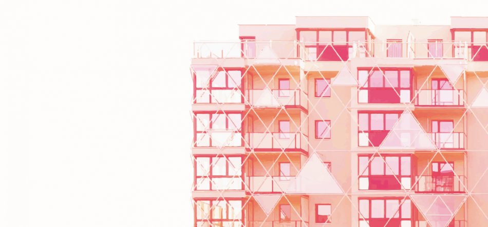 Fragment fasady bloku mieszkalnego z wieloma balkonami i oknami, nałożoną siatką geometrycznych trójkątów, w pastelowych różowo-pomarańczowych tonach i z dużą białą przestrzenią po lewej stronie.