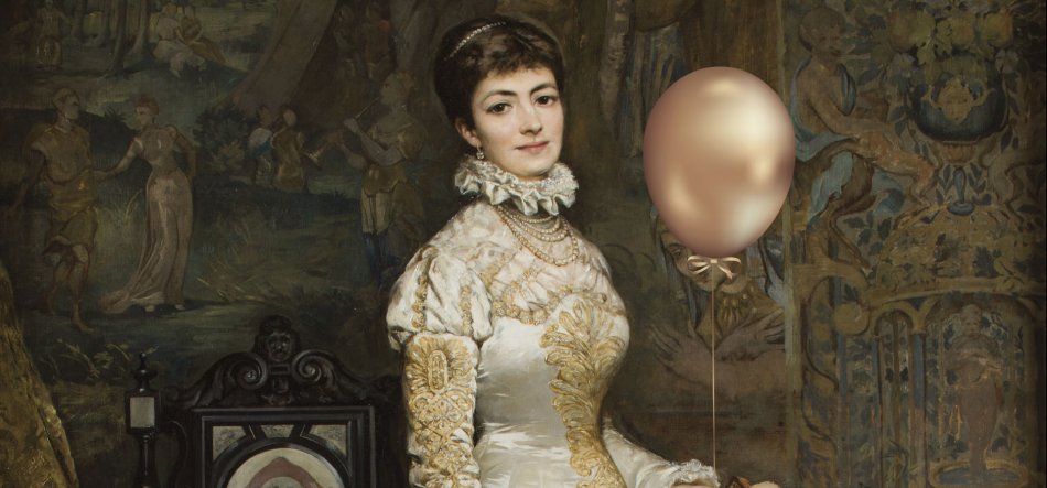 Portret kobiety w eleganckiej białej sukni z złotymi haftami i koronkowym żabotem, z upiętymi ciemnymi włosami i perłowymi naszyjnikami, zwróconej w stronę widza na tle dekoracyjnej tkaniny ściennej z figuralnym motywem i mebla z okrągłą tarczą, trzymającej złoto-brązowy balon na wstążce.