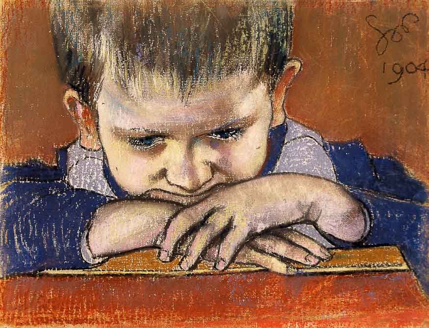 Pastelowy portret chłopca z krótkimi włosami, opierającego głowę na złożonych przed sobą rękach na krawędzi stołu, ubrany w niebieską odzież na rdzawym tle z widoczną sygnaturą i datą w prawym górnym rogu.