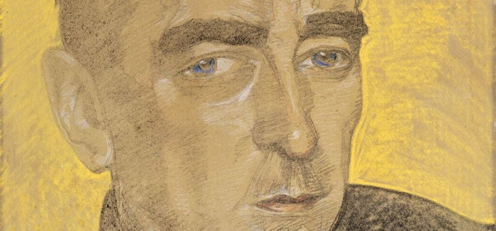 Pastelowy portret zbliżenia męskiej twarzy w trzy czwarte na żółtawym, fakturowanym tle, ukazujący jasnobeżową cerę, niebieskie oczy, ciemne brwi, subtelny wąs, krótkie włosy i ciemny kołnierz ubrania.