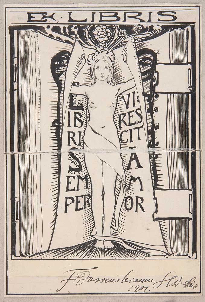 Czarno-biały ex libris: stylizowany rysunek nagiej, frontalnie stojącej kobiety z uniesionymi ramionami wyłaniającej się między rozchylonymi stronami dużej książki, po bokach widoczne grzbiety książek, nad kompozycją napis EX LIBRIS i ornament kwiatowy, na stronach litery i fragmenty tekstu oraz ręczne podpisy z datą 1901 u dołu.