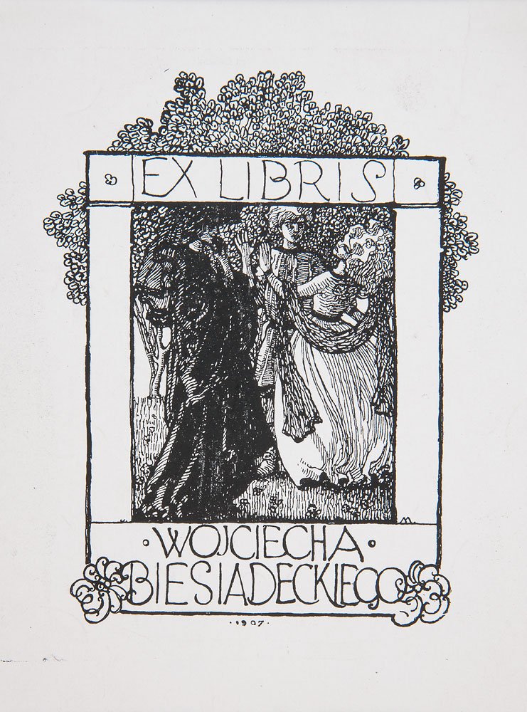 Czarnobiały ekslibris w pionowej ramie z górnym napisem "EX LIBRIS", wewnętrzną ryciną trzech postaci w historycznych strojach pod drzewami, dolnym napisem "WOJCIECHA BIESIADECKIEGO", roślinnymi ornamentami w narożnikach i datą "1907".