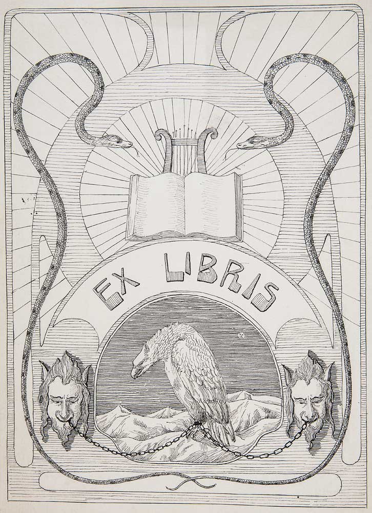 Czarno-biała rysunkowa ex libris z dużym napisem EX LIBRIS, w górnej części otwarta księga przed lirą na tle promienistych linii, po bokach wijące się węże z głowami skierowanymi do środka, a w centralnym okręgu ptak z opuszczoną głową stojący na łańcuchu rozciągniętym między dwiema rogatymi ludzkimi maskami i zarysami gór w tle oraz zdobioną ramką.