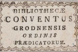 Stara papierowa tabliczka z ozdobną falistą ramką i środkowo wyrównowanym drukiem wielkimi literami w języku łacińskim BIBLIOTHECAE CONVENTUS GRODNENSIS ORDINIS PRAEDICATORUM